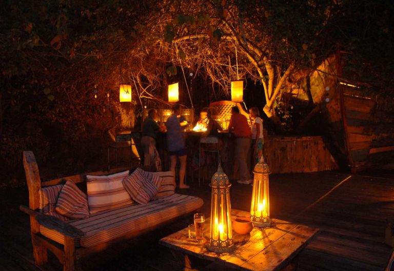 Am Abend an der Bar des Greystoke Mahale Camps