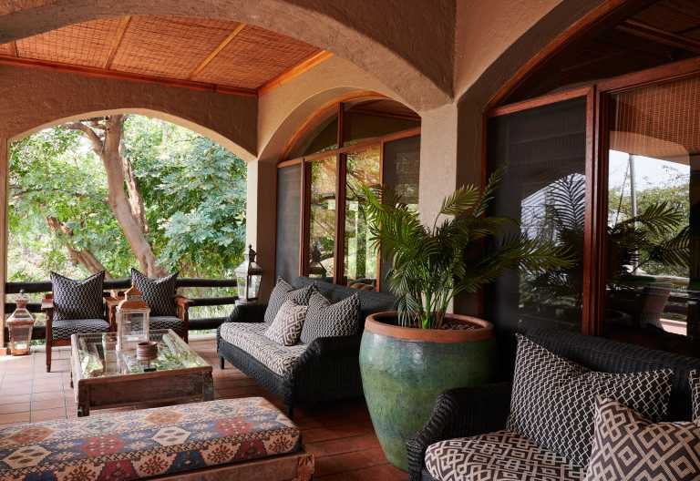 Lounge im Hauptbereich der Chobe Game Lodge © Foto: Desert&Delta
