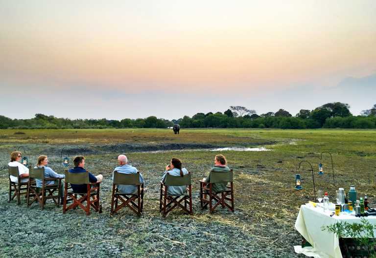 Sundowner beim Musekese Camp © Foto: Jeffery & McKeith Safaris