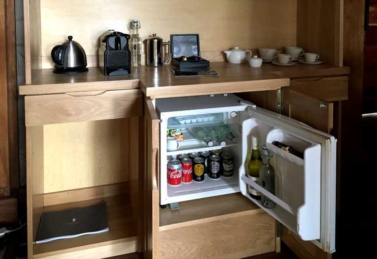 Gut gefüllte Minibar im Chiefs Camp, alles inklusive © Foto: Svenja Penzel | Outback Africa