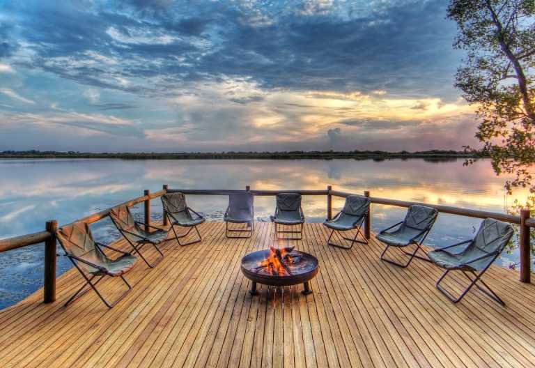 Terrasse mit Feuerstelle im Hauptbereich der Xugana Island Lodge © Foto: Desert & Delta