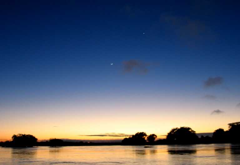 Sonnenaufgang am Sambesi © Foto: Svenja Penzel | Outback Africa Sonnenaufgang am Sambesi © Foto: Svenja Penzel | Outback Africa