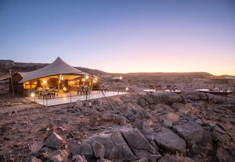 Camp Doros, Hauptgebäude am Abend © Foto: Ultimate Safaris