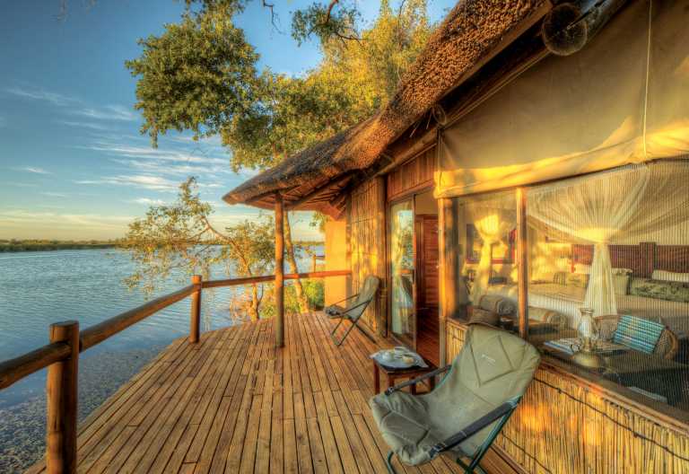 Private Terrasse eines Gästechalets der Xugana Island Lodge © Foto: Desert & Delta