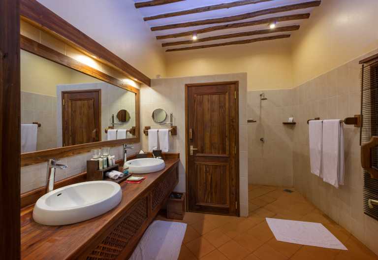 Badezimmer eines Chalets, Neptune Ngorongoro Luxury Lodge © Foto: Neptune Hotels