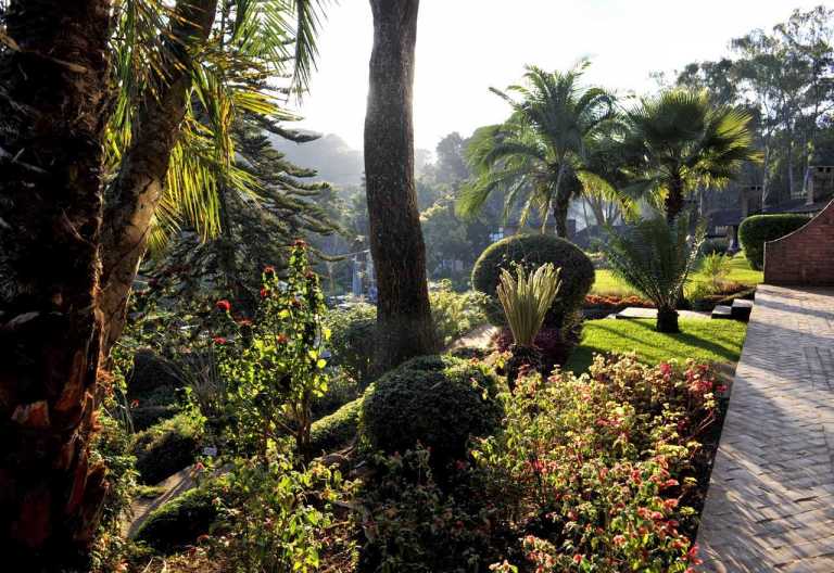 Wunderschöner, blühender Garten des Ku Chawe Inn © Foto: Svenja Penzel | Outback Africa