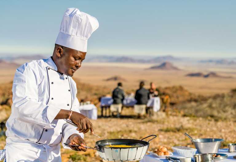 Camp Sossus - Frühstück im Freien © Foto: CreativeLAB | Ultimate Safaris