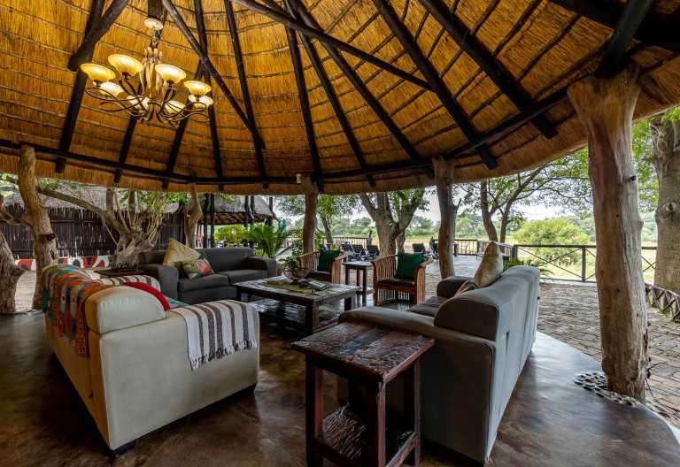 Offene Lounge der Umkumbe Safari Lodge © Foto: stew nolan