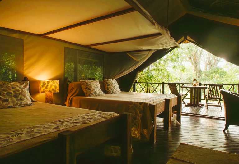 Classic Tent Inneneinrichtung im Rufiji River Camp © Foto: CaseyPratt for Foxes Safaris