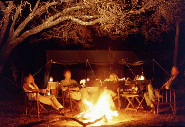 Serengeti Safari Camp, am Lagerfeuer