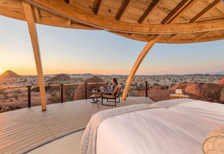 Onduli Ridge: Das Bett in der Suite kann unter den freien Himmel © Foto: CreativeLAB | Ultimate Safaris