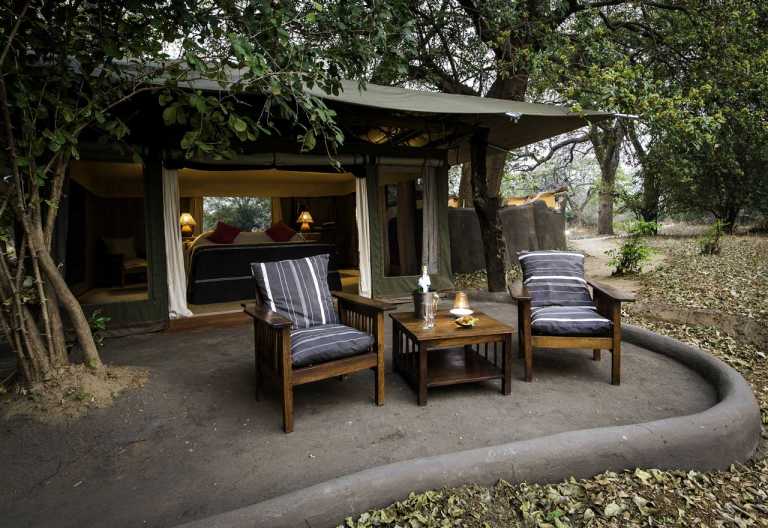 Tena Tena Camp, Terrasse vor dem Zeltchalet © Foto: Robin Pope Safaris