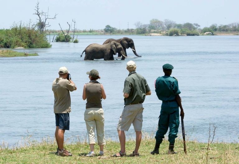 Auf Fußpirsch im Majete Wildreservat mit einem bewaffneten Guide © Foto: Dana Allen | Robin Pope Safaris
