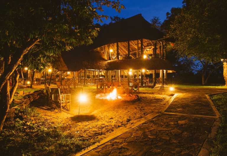 Hauptgebäude des Rufiji River Camp bei Nacht © Foto: CaseyPratt for Foxes Safaris