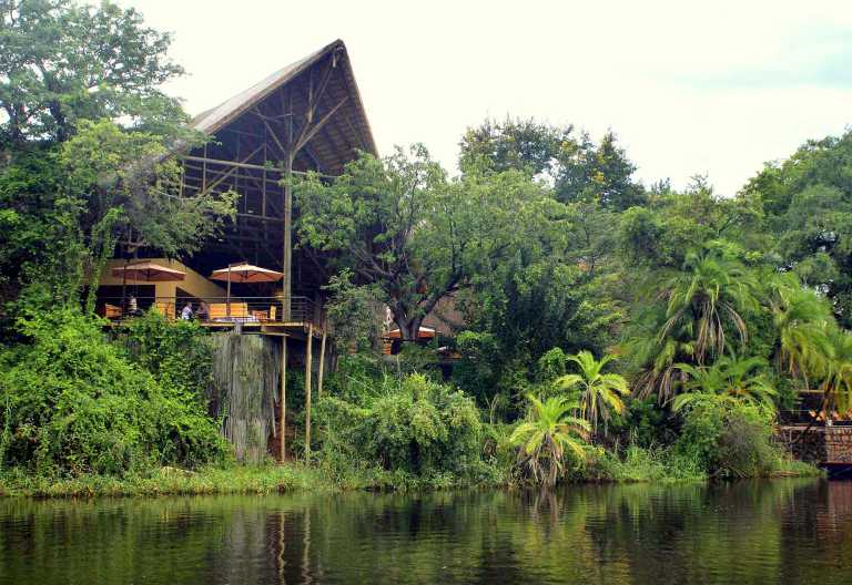 Blick vom Chobe Flussauf die Chobe Safari Lodge © Foto: Chobe Safari Lodge