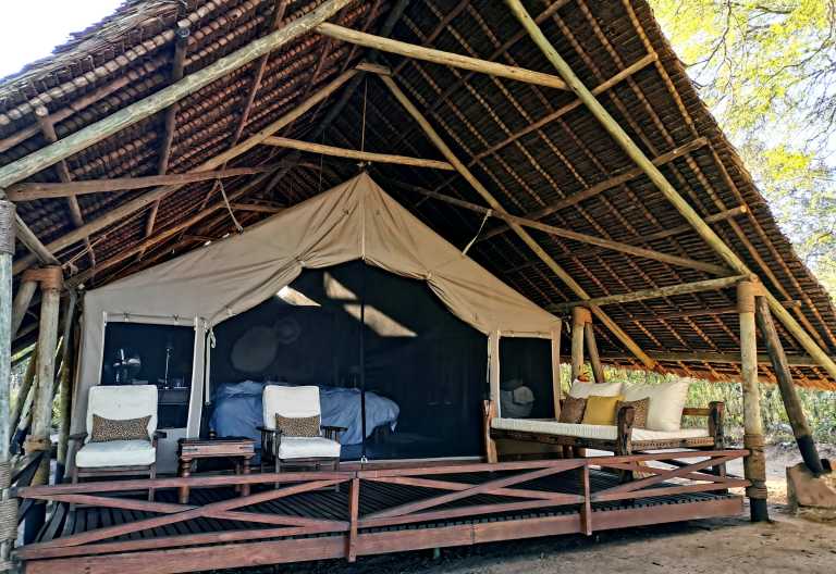 Zelt von außen, Jongomero Camp © Foto: Heinke Glameyer-Fleischmann