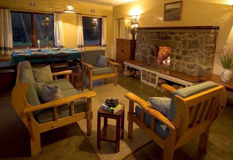 Wohnzimmer im Chalet mit gedecktem Tisch für das Abendessen © Foto: Dana Allen