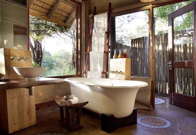 Rhino Post Safari Lodge, Bad mit Außendusche © Foto: Guy Upfold