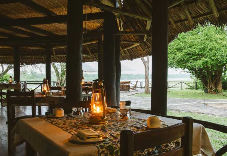 Restaurant im Haupthaus des Rufiji River Camp © Foto: CaseyPratt for Foxes Safaris