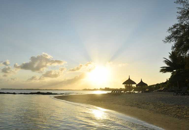 Sonnenuntergang am Strand des Cannonier Beachcomber Resort and Spa © Foto: VIRGINIE TENNANT | Beachcomber Hotels