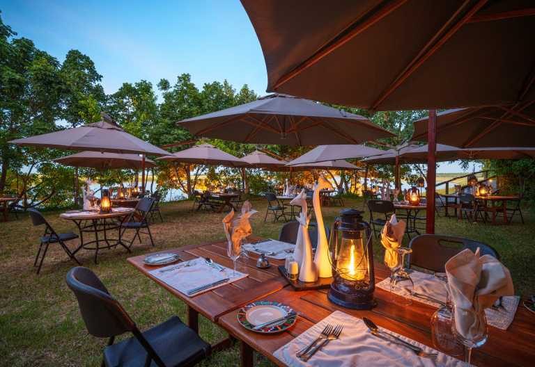 Abendessen im Freien der Chobe Game Lodge © Foto: Dana Allen for Desert&Delta