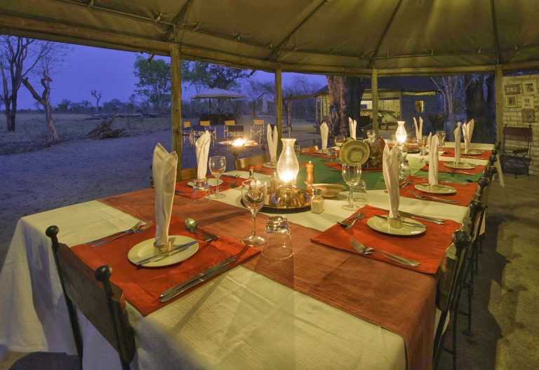 Little Makalolo Camp, Dinner © Foto: Dana Allen für Wilderness Safaris