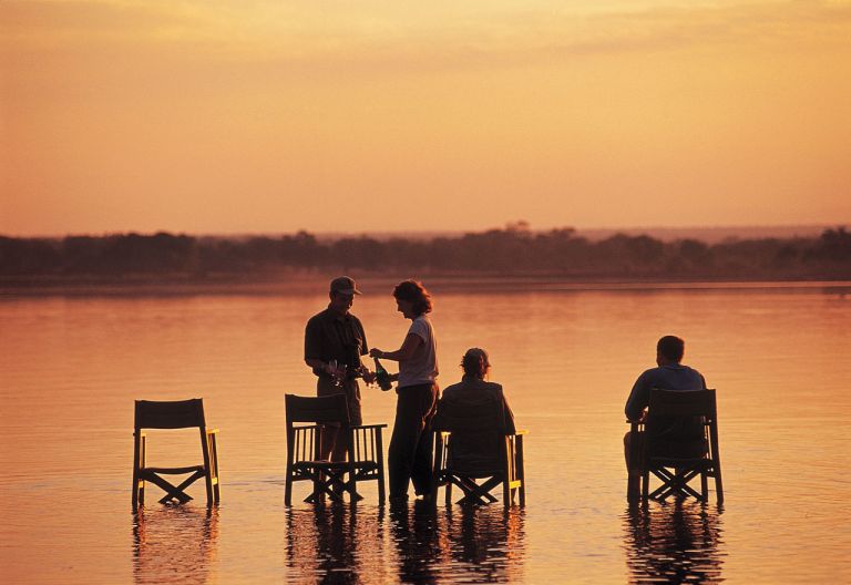 Sundowner im Luangwa-Fluss © Foto: Robin Pope Safaris