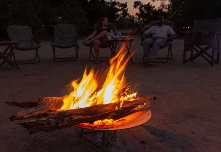 Am Lagerfeuer des Zambezi Expeditions Camps © Foto: Marco Penzel | Outback Africa