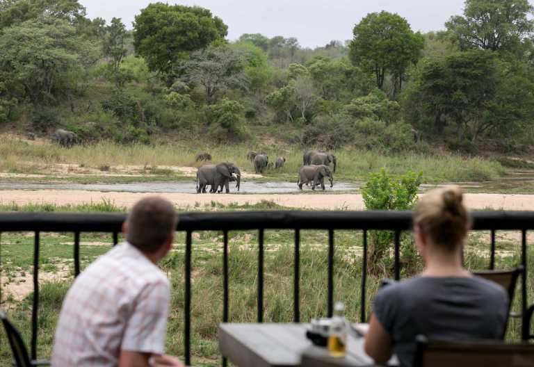 Ausblick auf den Sand River mit Elefantenbesuch, Umkumbe Safari Lodge © Foto: All rights Reserved (©): Em Gatland
