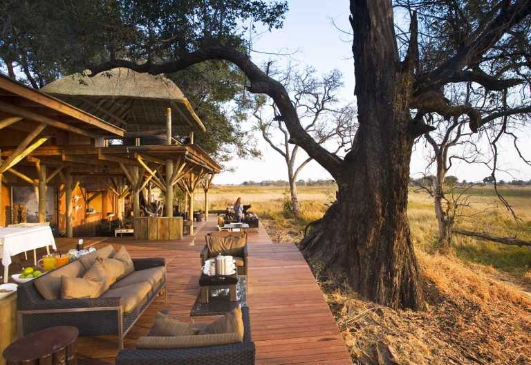 Xudum Lodge, offene Terrasse des Haupthauses