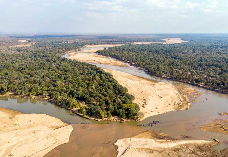 Hier fließt der Mwaleshi River (links) in den Luangwa © Foto: Remote Africa Safaris