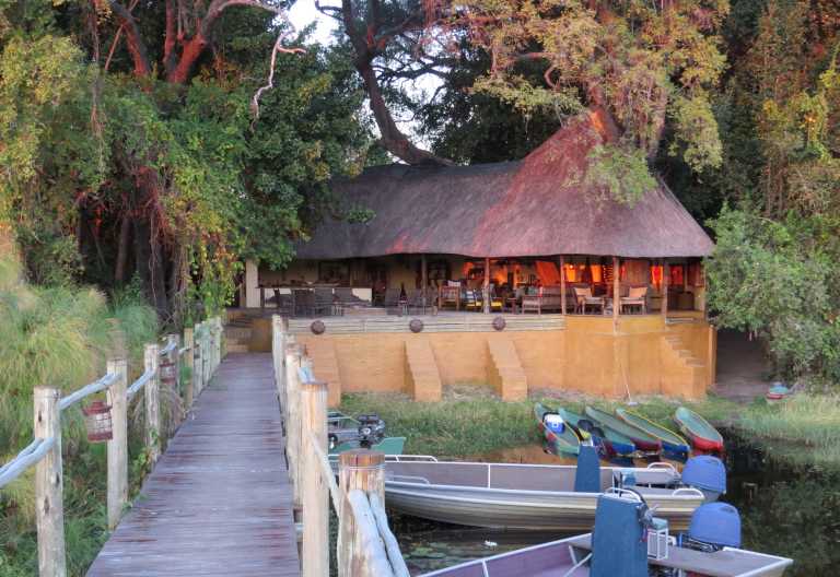 Haupthaus der Nxamaseri Island Lodge © Foto: Susanne Schlesinger | Outback Africa