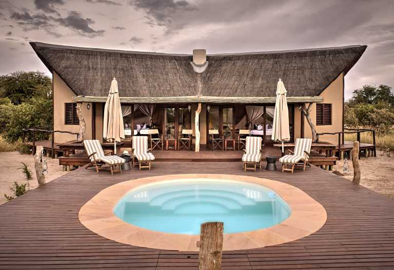 Poolbereich und Haupthaus der Deception Valley Lodge © Foto: Deception Valley Lodge