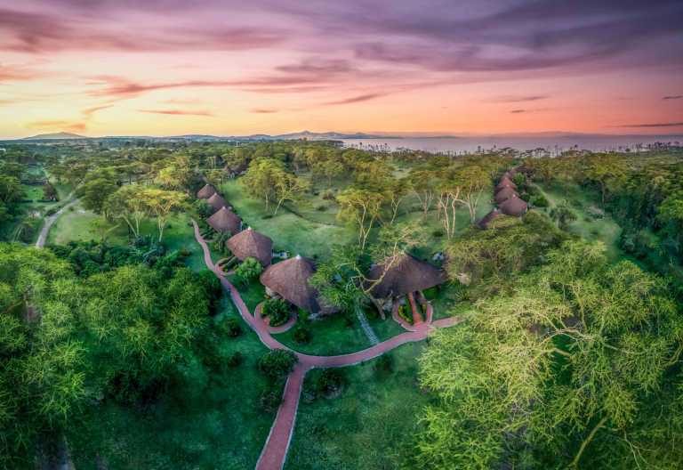 Luftaufnahme des Lake Naivasha Sopa Resort bei Sonnenuntergang © Foto: Sopa Lodges