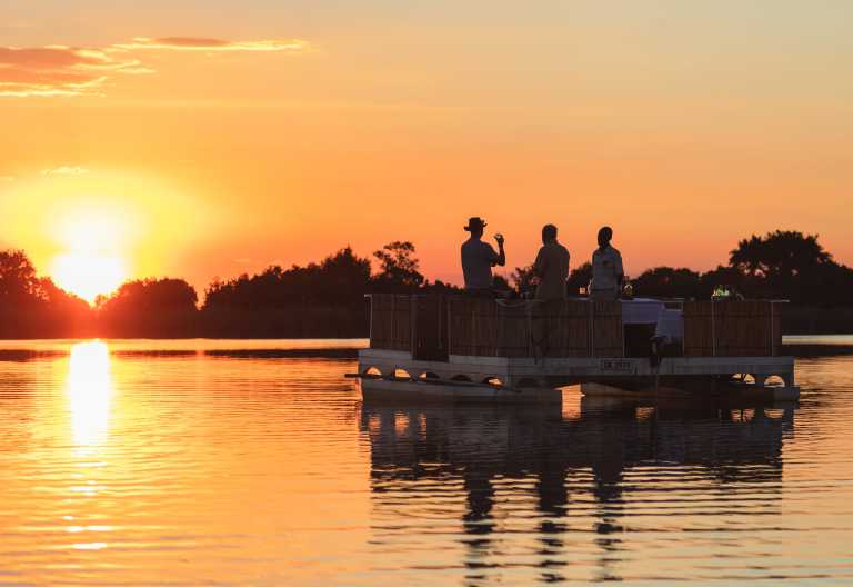 Dinner auf dem Wasser bei Sonnenuntergang, Xugana Island Lodge © Foto: Desert & Delta