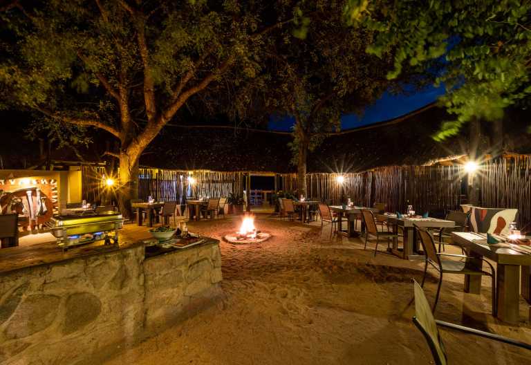 Dinner im Freien in der Umkumbe Safari Lodge © Foto: stew nolan