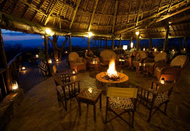 Vuma Hills Tented Camp, offene Lounge mit Boma © Foto: Foxes Safari Camps