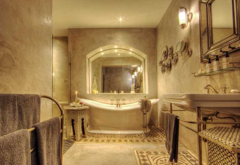 Badezimmer eines Standardzimmers, Chobe Game Lodge © Foto: Desert&Delta