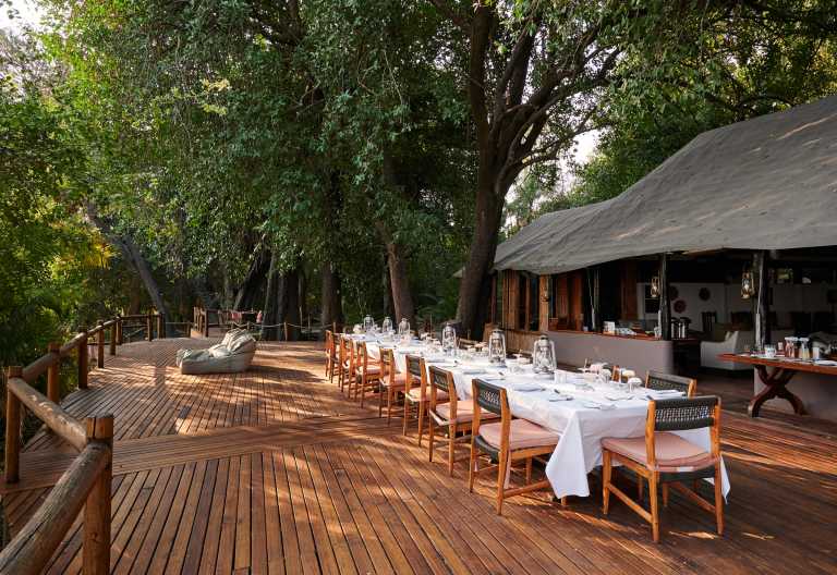 Offener Essbereich in der Xugana Island Lodge © Foto: Desert & Delta