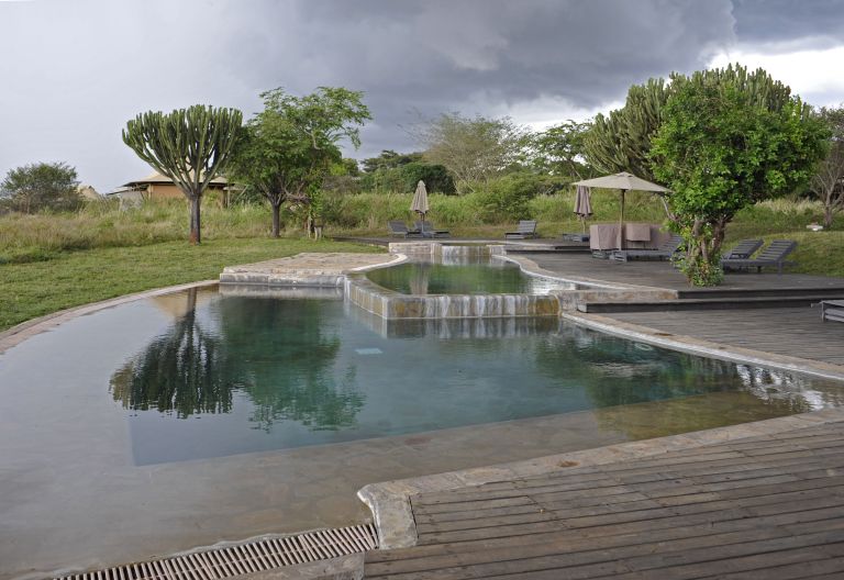 Swimmingpool und Sonnendeck, Kichwa Tembo Camp © Foto: Svenja Penzel