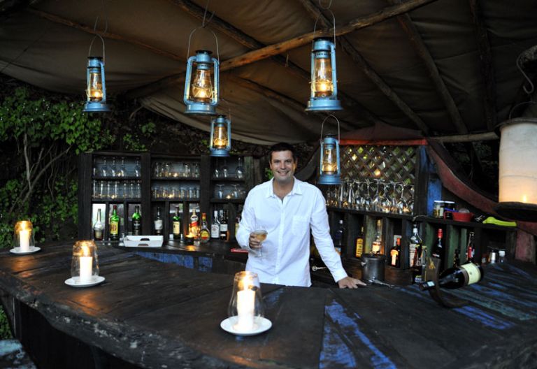 Greystoke Mahale: An der Bar mit Marc, dem Manager © Foto: Marco Penzel | Outback Africa