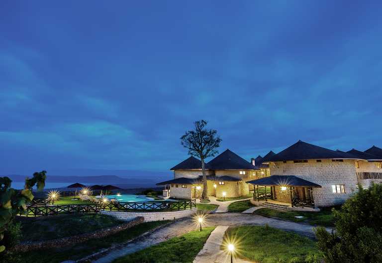 Außengelände des Lake Naivasha Sopa Resort am Abend © Foto: Sopa Lodges