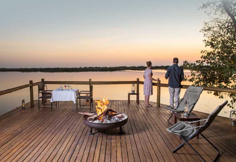 Privates Dinner am Lagerfeuer der Xugana Island Lodge © Foto: Desert & Delta