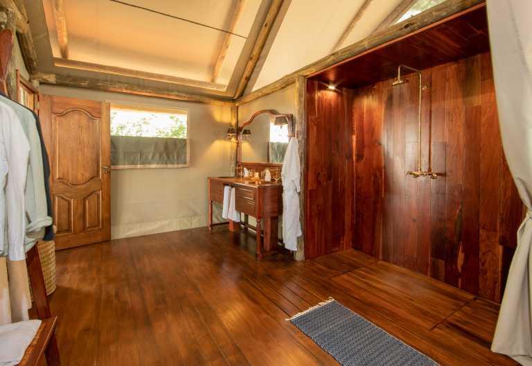 Badezimmer im Zeltchalet, Shinde Camp © Foto: Ker& Downey