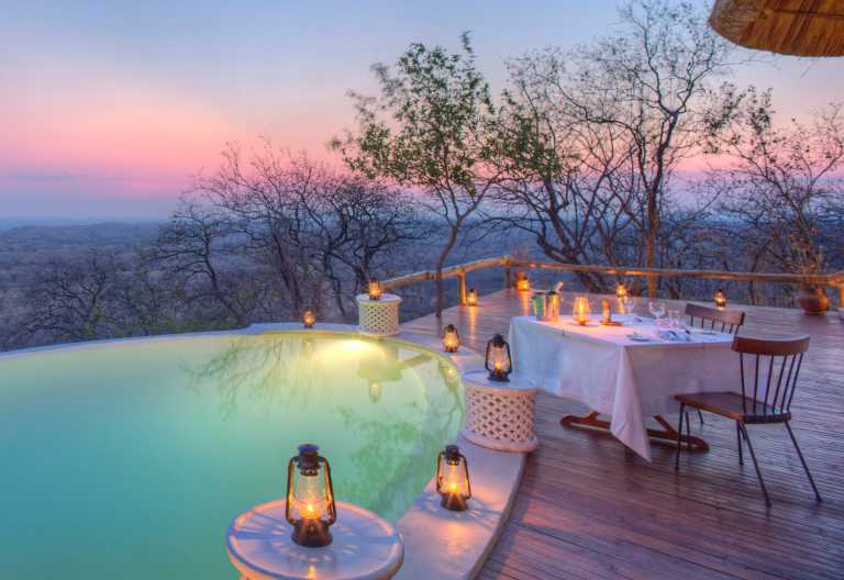 Infinity Pool und Terrasse Haupthaus des Ikuka Safari Camps © Foto: Ikuka Safari Camp