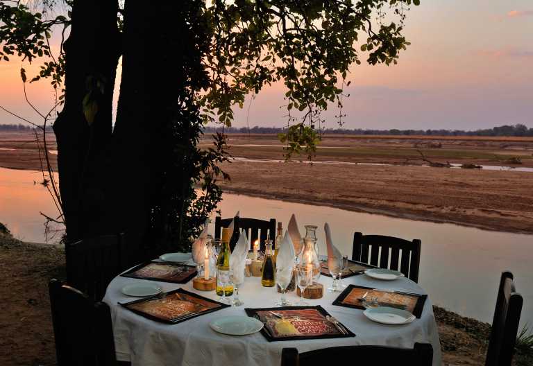Mwaleshi Camp, Dinner am Luangwa © Foto: Remote Africa Safaris