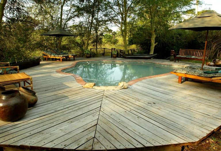 Pool der Mvuu Lodge mit Sonnenliegen © Foto: Dana Allen