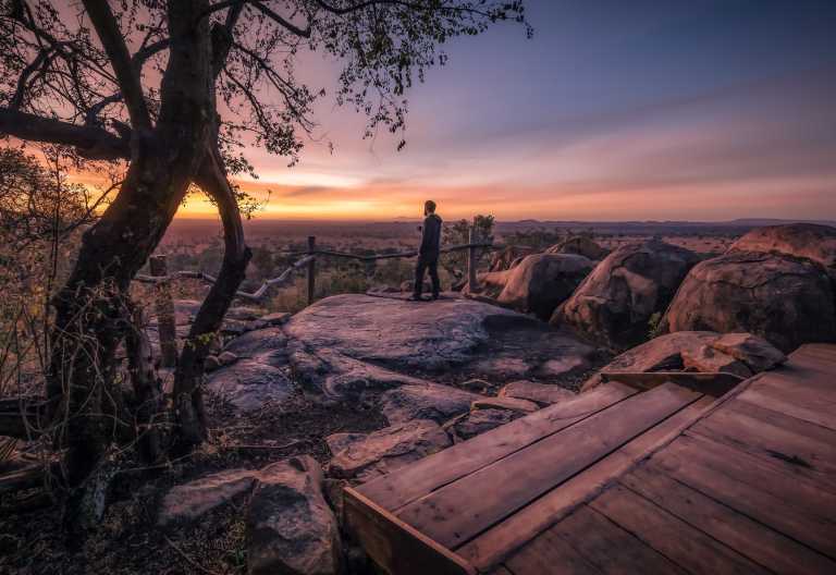 Sonnenaufgang auf der Plattform des Serengeti Pioneer Camp © Foto: Elewana Collection