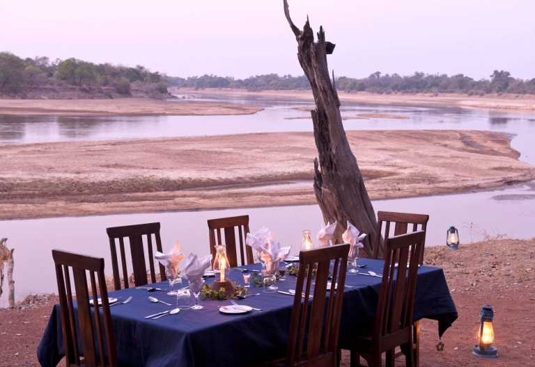Nsefu Camp, Abendessen am Fluss © Foto: Robin Pope Safaris