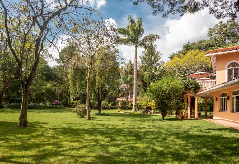 Ein blühender Garten umgibt das House of Waine Nairobi © Foto: Jerry Riley